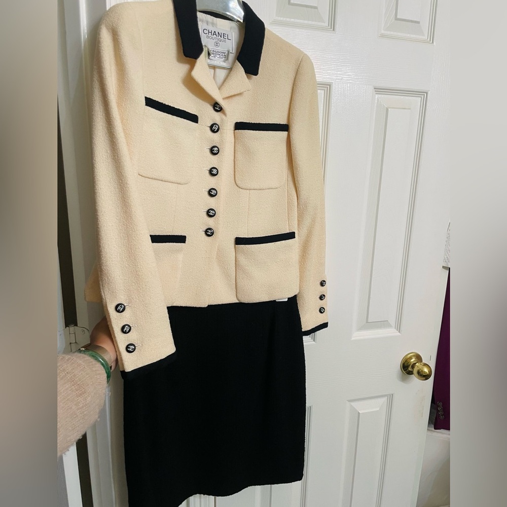 Vintage CHANEL Ivory & Black Bouclé Tweed Skirt Suit - Picture 2 of 13